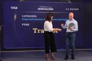 Manuela Fuertes, gerente de Ventas Multiplataforma de LA NACION, entregó el premio a Juan Pablo Lafosse, CEO y cofundador de TravelX