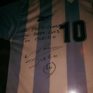 La camiseta autografiada por Diego Maradona es una de las joyas del restaurante