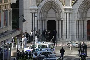 Miembros franceses de la unidad de policía táctica de élite RAID ingresan para registrar la Basílica de Notre-Dame de Niza después de un ataque con cuchillo en Niza el 29 de octubre de 2020