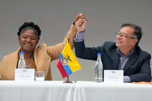 El presidente electo de Colombia, Gustavo Petro, a la derecha, y su compañera de fórmula, Francia Márquez, se dan la mano durante una ceremonia que certifica su victoria electoral, en Bogotá, Colombia, el jueves 23 de junio de 2022. 