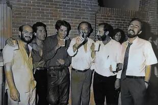 Paco Lucena con Miguel Ríos, Joaquín Sabina, Javier Krahe, Manolo Paniagua (dueño del local La Mandrágora) y Juan Barranco (exalcalde de Madrid), después de un concierto en Las Ventas, en 1986
