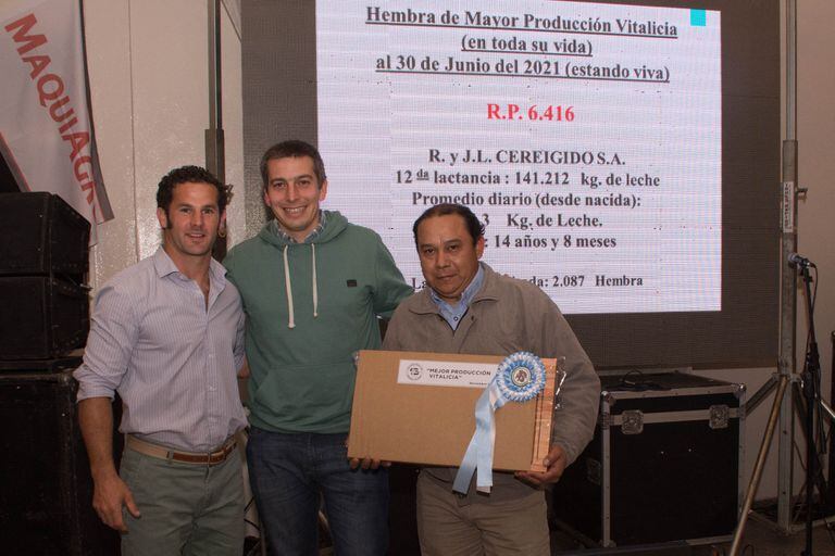 El presidente de la Sociedad Rural de Trenque Lauquen, Ignacio Kovarsky, a la izquierda, entregó el premio a Juan José Cereigido (centro) y a uno de los tamberos  de firma