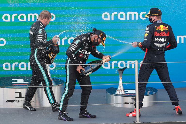 Valtteri Bottas y Max Verstappen bañan con champagne a Lewis Hamilton; los mismos pilotos, pero en diferentes posiciones, coparon el podio en la segunda carrera en Silvertone y la de Montmeló