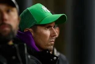 Juan Ignacio Chela, concentrado, siguiendo uno de los partidos que jugó Cerúndolo en el Challenger de Buenos Aires