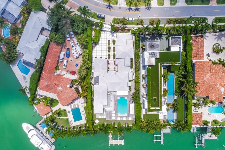 La residencia de Shakira -la de techos blancos- cuenta con su propio muelle sobre la bahía