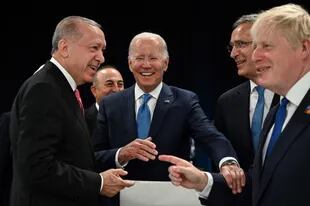 El presidente de Turquía, Recep Tayyip Erdogan, el presidente de Estados Unidos, Joe Biden, el secretario general de la OTAN, Jens Stoltenberg, y el primer ministro británico, Boris Johnson, hablan al inicio de la primera sesión plenaria de la cumbre de la OTAN en el centro de congresos de Ifema en Madrid, el 29 de junio de 2022.