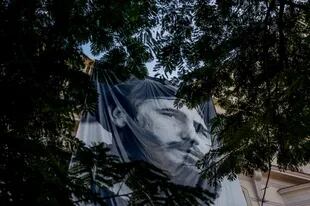 Un retrato de Fidel Castro cuelga de un edificio en La Habana en 2016