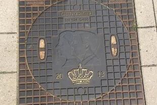 Una empresa de cubiertas para cloacas realizó un extraño homenaje a los reyes de Holanda
