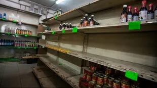Góndolas vacías en un supermercado de Caracas