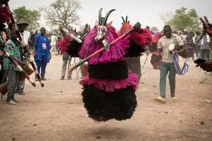 En Burkina Faso las máscaras sagradas sirven para la unión de la comunidad
