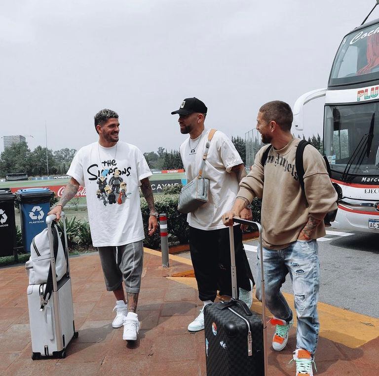 De Paul, Otamendi and Papu Gómez, on their arrival in Ezeiza