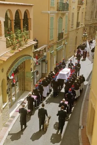 El cortejo fúnebre –seguido por Odín, la inseparable mascota de Raniero– acompañó el último viaje del príncipe hacia la Catedral de Mónaco, donde sus restos descansan junto a los de la princesa Grace.