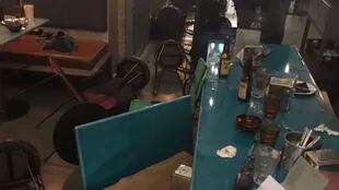 Los comensales arrojaron sillas y botellas al atacante