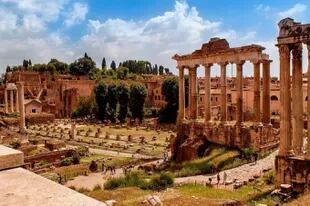 El Foro Romano representaba el centro neurálgico de la antigua Roma. Allí se desarrollaba la vida pública, cultural y económica del Imperio.