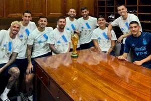 La foto íntima de los campeones del mundo junto con la Copa que generó un reclamo de Dibu Martínez