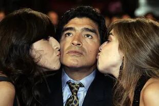 Maradona junto a sus hijas Giannina (izquierda) y Dalma (derecha)