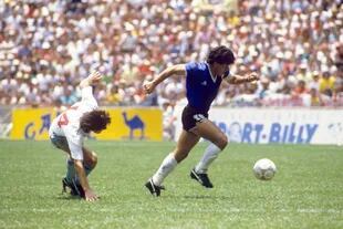 Maradona en el partido entre Argentina e Inglaterra en el Mundial '86