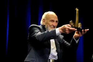 Héctor Alterio, emocionado, recibió un ACE honorífico en el Teatro Astros