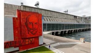 Un panel de mosaico de vidrio cobalto con un retrato de Lenin en la central hidroeléctrica de Krasnoyarsk, la segunda más grande de Rusia, situada en el río Yenisei, en las afueras de la ciudad siberiana de Krasnoyarsk, Rusia