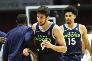 Leandro Bolmaro marca diferencias en Iowa Wolves y le envía señales a los Timberwolves