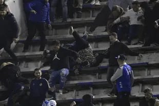 Graves incidentes entre hinchas de Vélez e “infiltrados” de Talleres durante un duelo por la Copa Libertadores, en Liniers