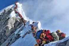 Cuáles son las nuevas reglas de juego en el Everest tras la foto del gran atasco