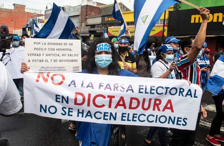 Ciudadanos nicaragüenses exiliados en Costa Rica realizan una manifestación contra las elecciones en Nicaragua