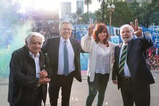Lula y Mujica, dos de los exmandatarios que firmaron la nota, en un acto realizado en diciembre en la Plaza de Mayo con Fernández y Cristina
