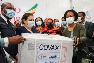 La Organización Mundial de la Salud incluyó en febrero el suero de AstraZeneca en la lista de vacunas que se distribuirán a través del programa Covax
