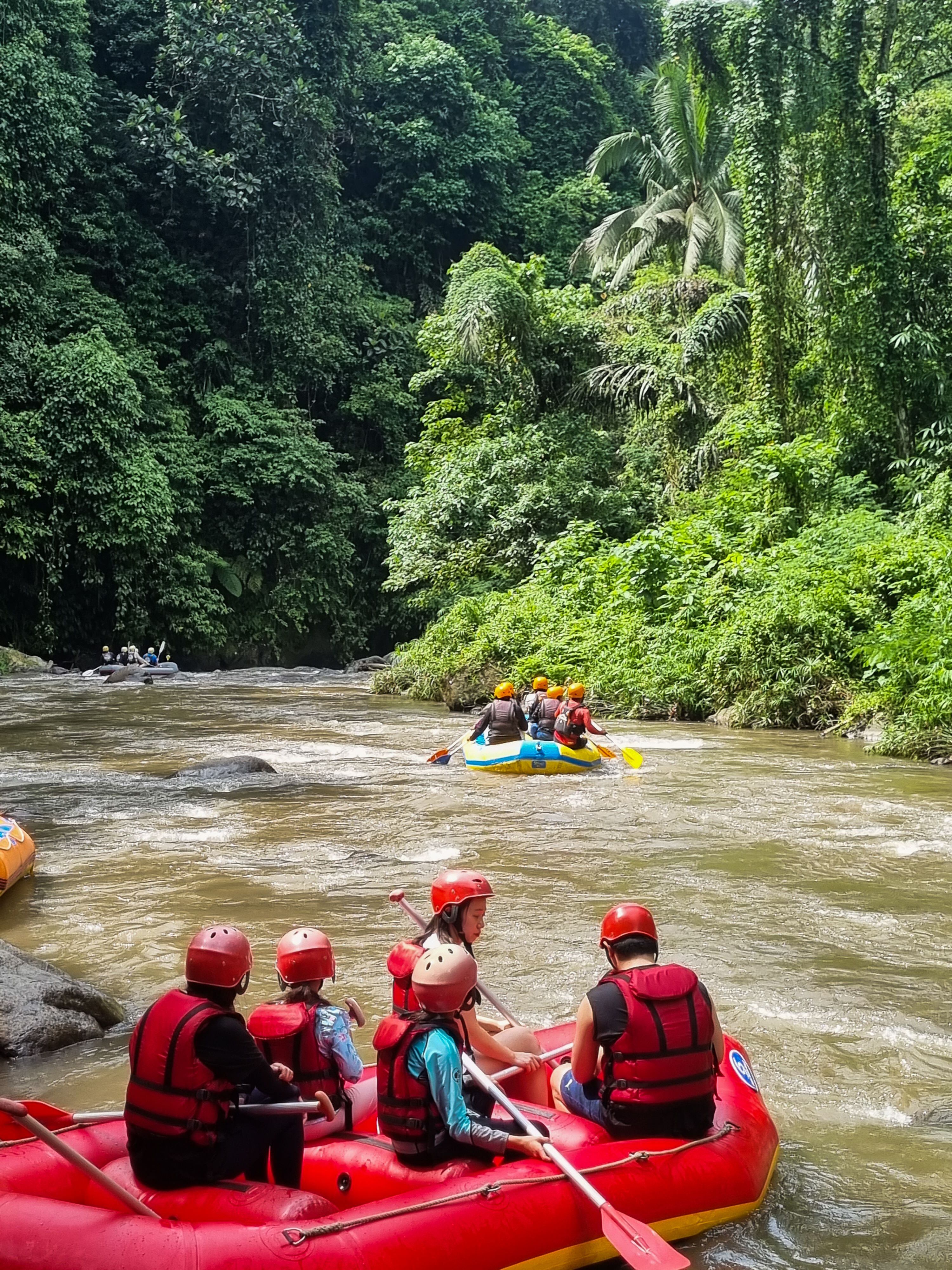 Rafting en el río Agung.