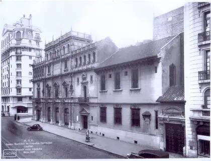 El edificio se inauguró en 1921 en la esquina de Libertad y Córdoba.
