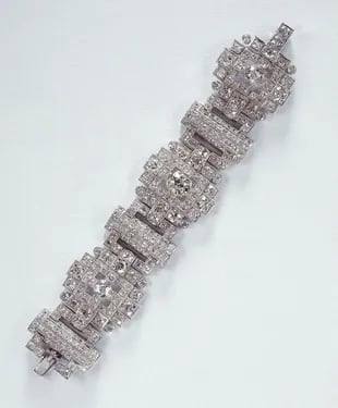 Una foto del brazalete que el príncipe Felipe le regaló a la reina Isabel II en su quinto aniversario de casados