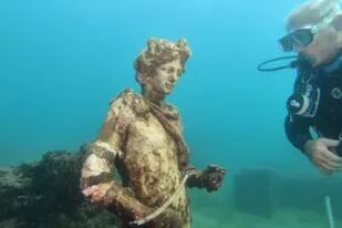Una estatua en el Parque arqueológico submarino de Baia, en Italia (Andres Solaro/AFP)