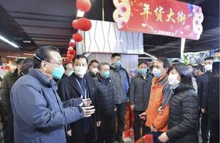 El premier chino Li Keqiang visitó un supermercado de Wuhan, donde aseguró ante la gente que el gobierno garantizaba la provisión de frutas y verduras frescas a precios estables.