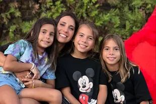 Cinthia Fernández junto a sus hijas, Charis, Bellis y Francesca