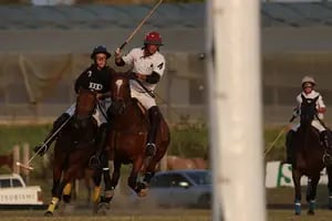 Fue el mejor tenista de Uruguay, empezó en el polo con una fractura y terminó jugando con medio La Dolfina