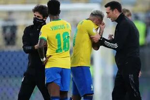 El entrenador santafesino Lionel Scaloni consuela a Neymar al cabo de la final de la Copa América 2021, que prolongó un invicto argentino a 20 partidos en general y concluyó uno brasileño de 18 encuentros oficiales.