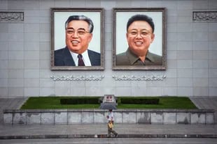 Los retatos de Kim Il-sung y Kim Jong-il, en Corea del Norte