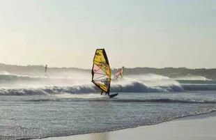 Windsurf en La Lanzada, famosa playa en la península de El Grove.