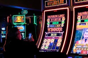 Una jugadora gana en una máquina en el Ocean Casino Resort en Atlantic City, Nueva Jersey, 10 de febrero de 2022. La cámara empresaria American Gaming Association dijo el miércoles 11 de mayo de 2022 que marzo de 2022 fue el mejor mes de la historia del sector, con ganancias de 5.300 millones de dólares. (AP Photo/Wayne Parry)