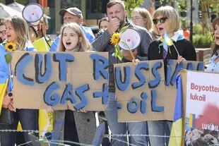Manifestantes ucranianos exigen un embargo al petróleo ruso durante una protesta frente a las instituciones de la UE antes de una reunión extraordinaria de los líderes de la UE para discutir sobre Ucrania, la energía y la seguridad alimentaria en el edificio Europa en Bruselas, el lunes 30 de mayo de 2022.