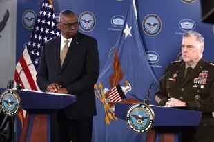  El secretario de Defensa de Estados Unidos, Lloyd Austin (izquierda), escucha al jefe del Estado Mayor Conjunto, el general del Ejército Mark Milley, durante una rueda de prensa en el Pentágono el 15 de marzo de 2023 en Arlington, Virginia.