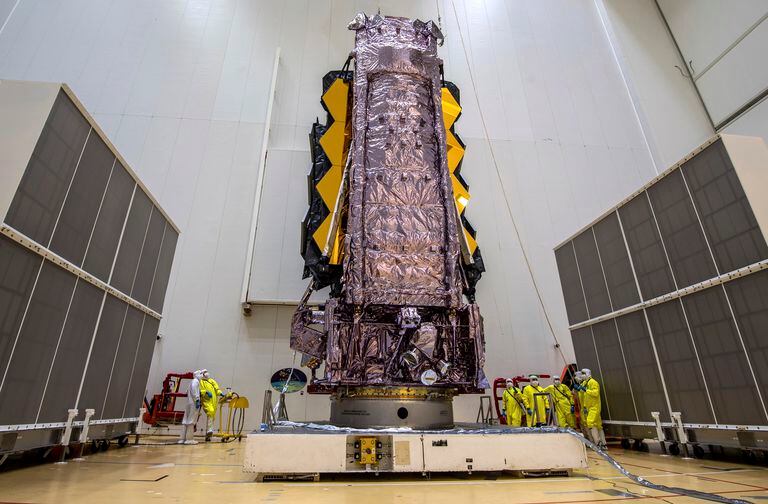 En esta foto del 11 de diciembre de 2021 proveída por la Agencia Espacial Europea, el Telescopio Espacial James Webb de la NASA es colocado en el cohete Ariane 5 que lo lanzó al espacio desde la Guayana Francesa. (M.Pedoussaut/ESA vía AP)