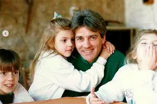 Bárbara Hoffman, la hija de Sergio Denis, en una foto de su infancia junto al cantante