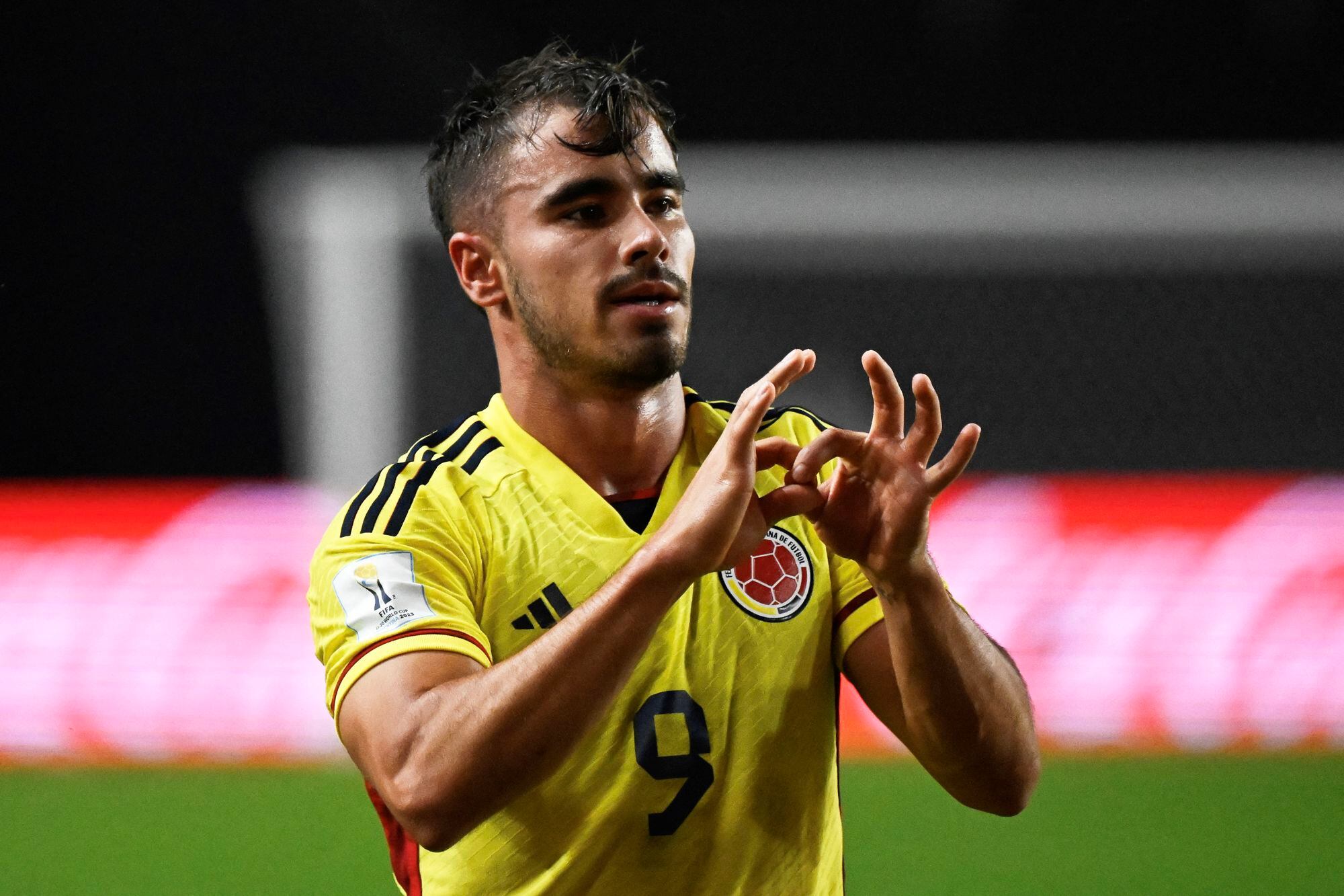Tomás Ángel, hijo de Juan Pablo, festeja su tanto contra Japón en el Mundial Sub 20 Argentina 2023; el olfato goleador se hereda en Colombia.