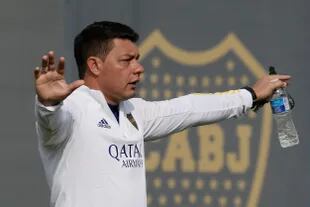 El nuevo entrenador de la primera de Boca, en su día de estreno en la función, en el predio de Ezeiza.