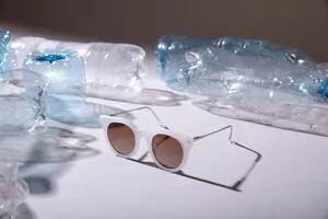 Medio ambiente: reciclan plástico del Río de la Plata y hacen anteojos de sol