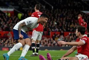 Cristian Romero festeja en la cara de Harry Maguire quien acaba de convertir un gol en contra durante el partido de Premier League que disputan el Manchester United y el Tottenham Hotspur.