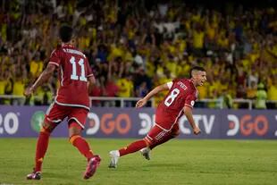 Gustavo Puerta (derecha) festeja su gol ante Brasil; el mediocampista se va a Bayer Leverkusen
