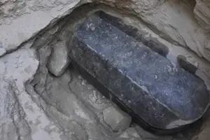 Buscaban la tumba de Alejandro Magno y hallaron un sarcófago bajo el agua: al abrirlo se quedaron sin palabras